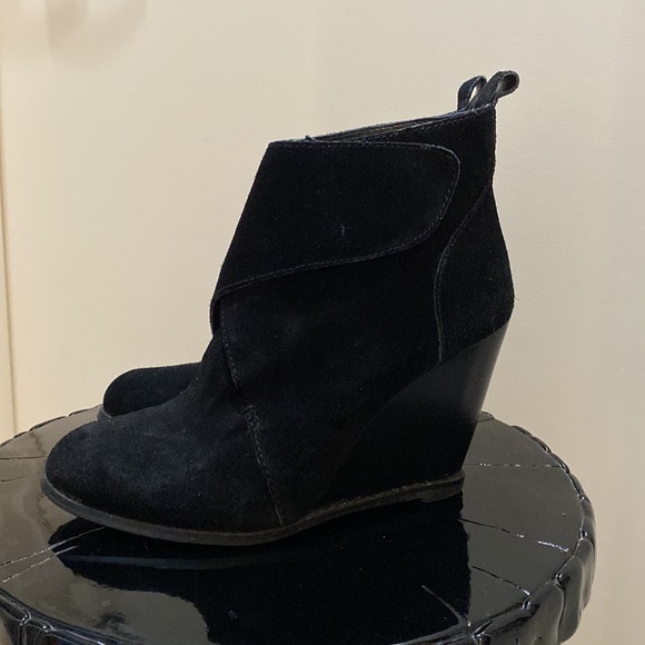 BCBGeneration wedge heels. Suede body. Velcro closure at the top - Picture 3 of 3